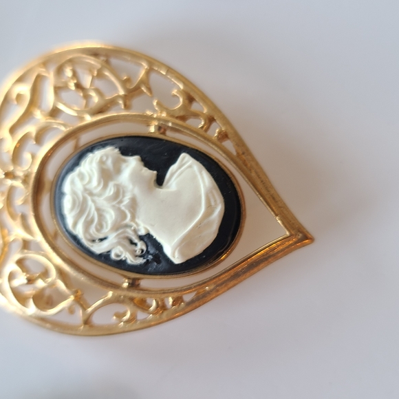 LOT of 11 Elegant 1980s  Vintage Cameo Brooches/Pins - Picture 3 of 5